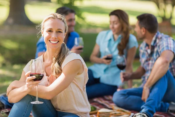 Glückliche Paare im Park — Stockfoto