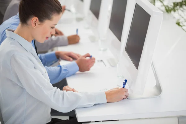 Equipe de negócios escrevendo ideias de brainstorming — Fotografia de Stock