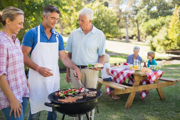 Uomo che fa barbecue per la sua famiglia — Foto Stock