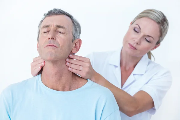 Läkare stretching hennes patientens hals — Stockfoto