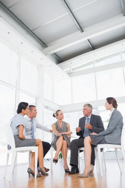 Equipe de negócios sentado em círculo e discutindo — Fotografia de Stock