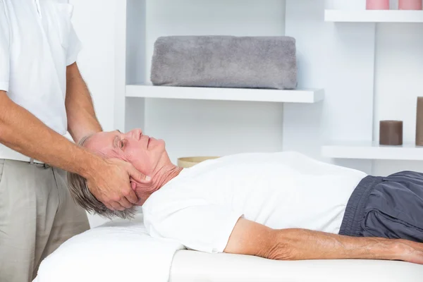 Uomo che riceve massaggio alla testa — Foto Stock