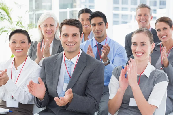 Mensen uit het bedrijfsleven applaudisseren tijdens vergadering — Stockfoto