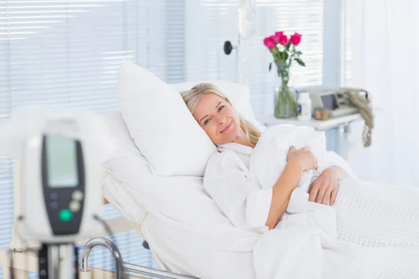 Paciente feliz deitada em sua cama — Fotografia de Stock