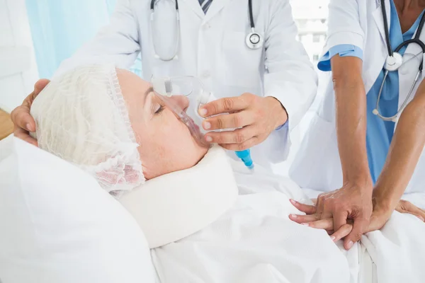 Doctor poniendo una máscara de oxígeno — Foto de Stock