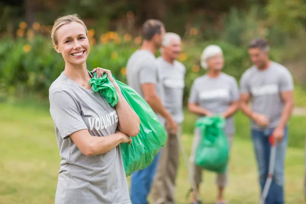 Счастливый волонтер собирает мусор — стоковое фото