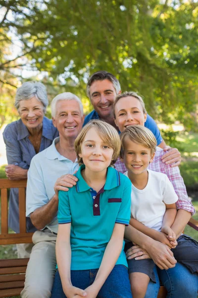Gelukkige familie glimlachen op camera — Stockfoto