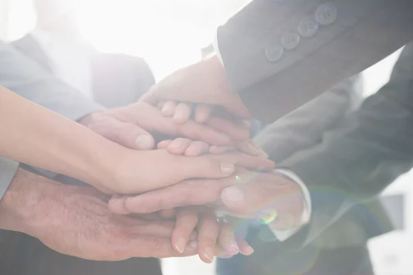 Equipo de negocios de pie manos juntas — Foto de Stock