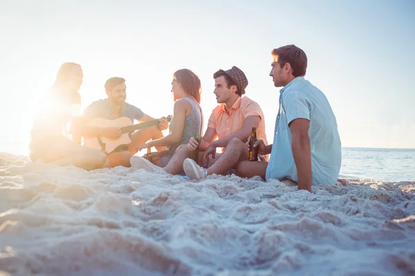Happy hipsters relaxing and playing guitar — Stock Photo, Image