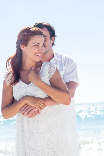 Feliz pareja abrazándose — Foto de Stock