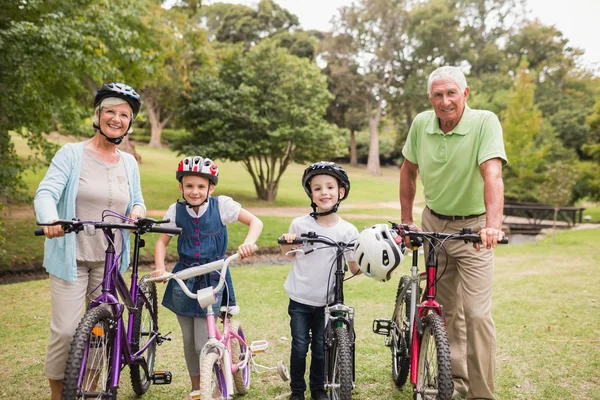 Happy παππούδες με τα εγγόνια τους με το ποδήλατό τους — Φωτογραφία Αρχείου