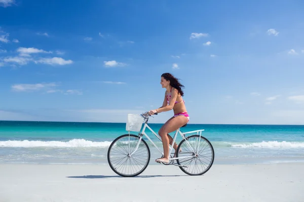 Красивая брюнетка едет на велосипеде — стоковое фото