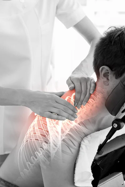 Resaltado columna vertebral del hombre en la fisioterapia —  Fotos de Stock