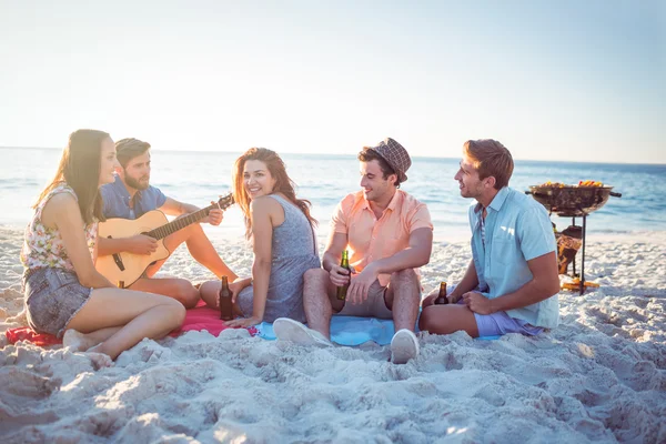 Gelukkig hipsters ontspannen en gitaar spelen — Stockfoto