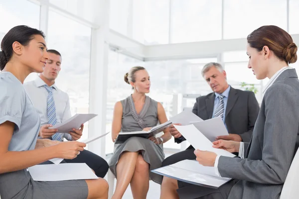 Equipe de negócios sentado em círculo e discutindo — Fotografia de Stock