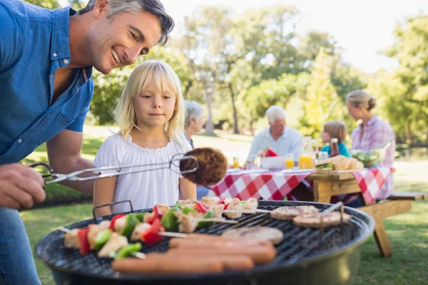 Padre fare barbecue con figlia — Foto Stock
