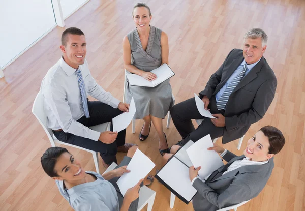 Equipe de negócios sentado em círculo e discutindo — Fotografia de Stock