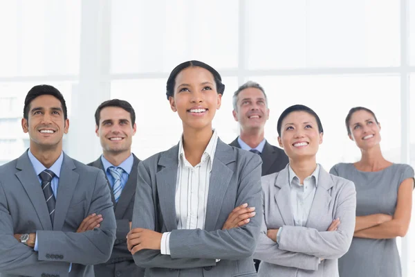 Les gens d'affaires regardant dans le bureau — Photo