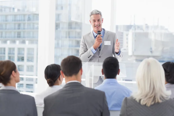 Empresário fazendo discurso durante reunião — Fotografia de Stock