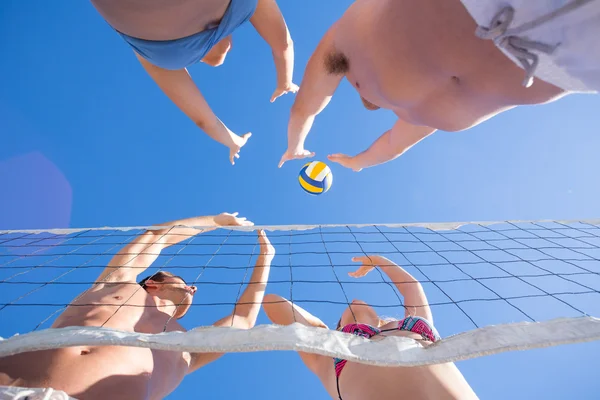 Grupo de amigos jugando voleibol — Foto de Stock