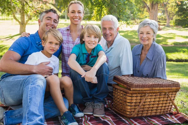 Família feliz sorrindo para a câmera — Fotografia de Stock