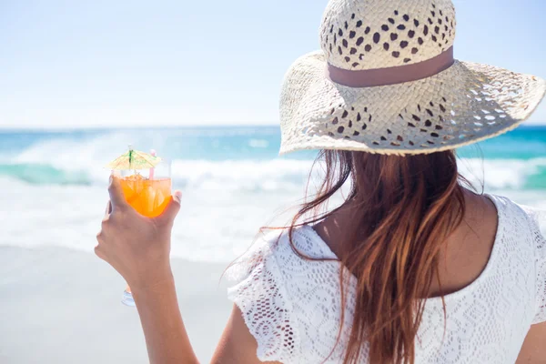 Bruna con cappello di paglia e con in mano un cocktail — Foto Stock