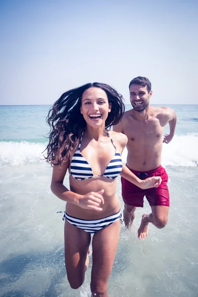 Casal se divertindo na praia — Fotografia de Stock