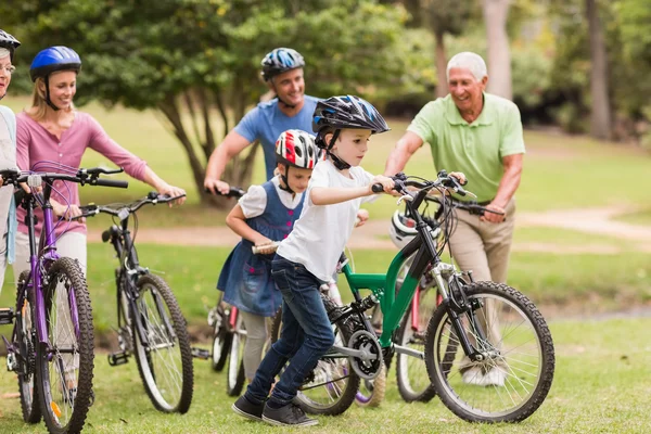 Щаслива сім'я на своєму велосипеді в парку — стокове фото