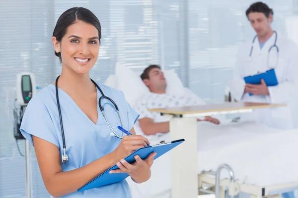 Médicos cuidando al paciente — Foto de Stock