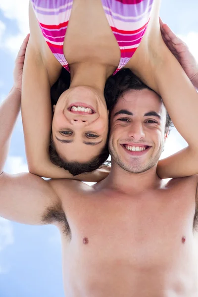 Gelukkige paar omarmen en kijken naar de camera — Stockfoto