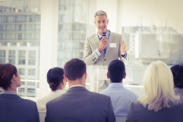 Homme d'affaires faisant un discours pendant la réunion — Photo