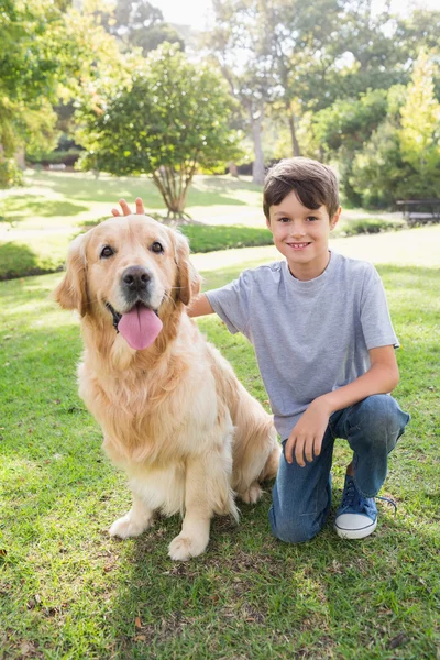 Parkta onun köpek olan küçük çocuk — Stok fotoğraf