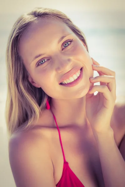 Vacker blond kvinna på stranden — Stockfoto