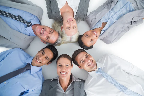 Jóvenes empresarios yaciendo en círculo — Foto de Stock