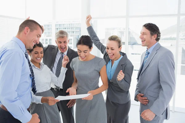 Equipe de negócios celebrando um novo contrato — Fotografia de Stock