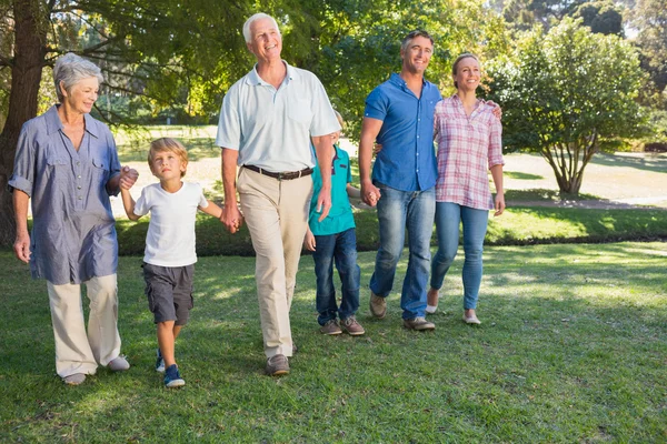 Szczęśliwa rodzina spacerująca po parku — Zdjęcie stockowe