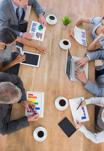 Equipo de negocios discutiendo los gráficos — Foto de Stock