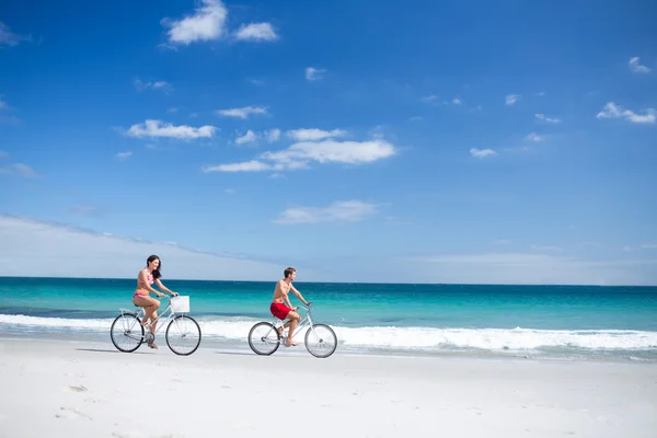Счастливая пара едет кататься на велосипеде — стоковое фото
