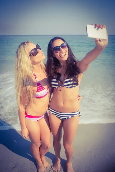 Dois amigos de fato de banho a tirar uma selfie — Fotografia de Stock