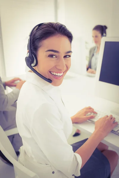 Sorridente donna d'affari che indossa auricolare — Foto Stock