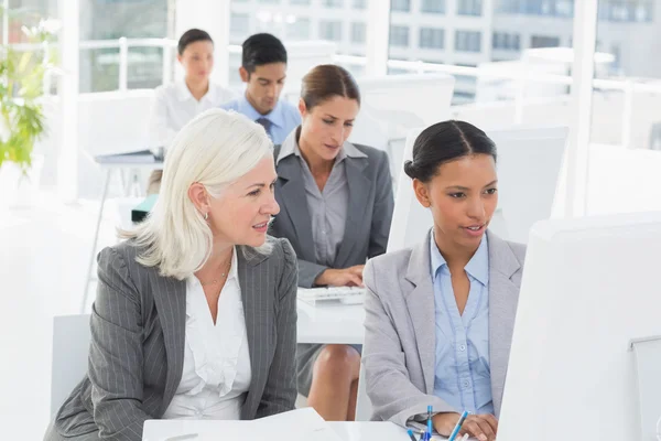 Empresaria revisando sus colegas trabaja — Foto de Stock