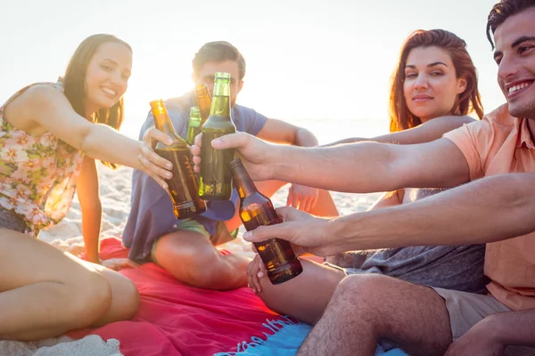 Hipsters felizes bebendo cerveja — Fotografia de Stock