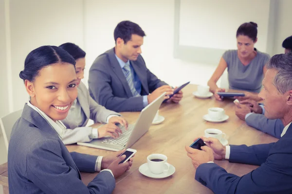 Mensen uit het bedrijfsleven in de ontmoeting met de nieuwe technologieën — Stockfoto