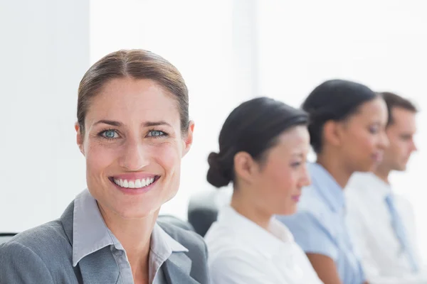 Smiling business people looking at camera — Stock Photo, Image