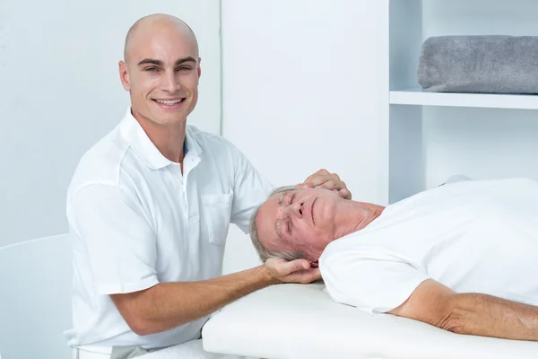 Homem recebendo massagem na cabeça — Fotografia de Stock