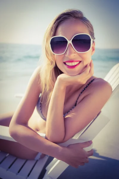 Stylový blondýna na pláži — Stock fotografie