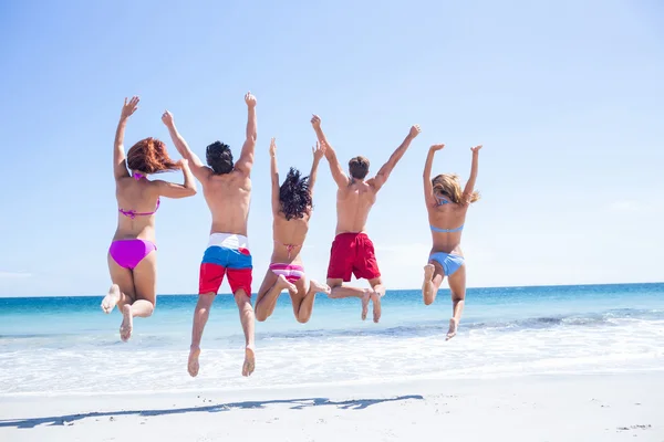 Amigos felices saltando juntos — Foto de Stock