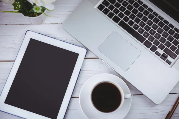 Overhead skott av bärbara datorer och Tablet PC — Stockfoto