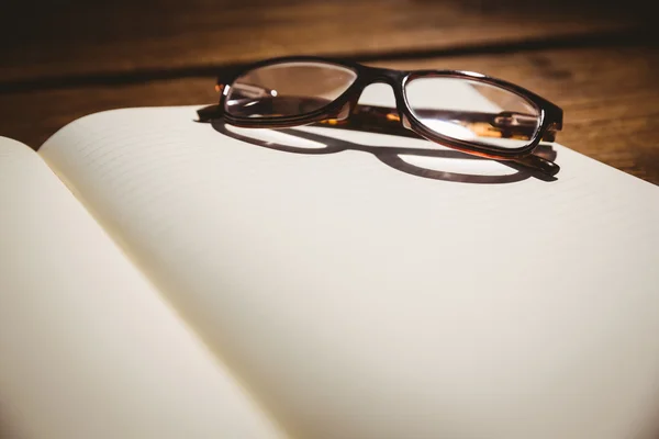 Κενό σημειωματάριο με γυαλιά ανάγνωσης — Φωτογραφία Αρχείου