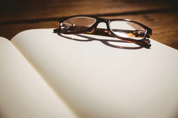 Bloc de notas vacío con gafas de lectura — Foto de Stock